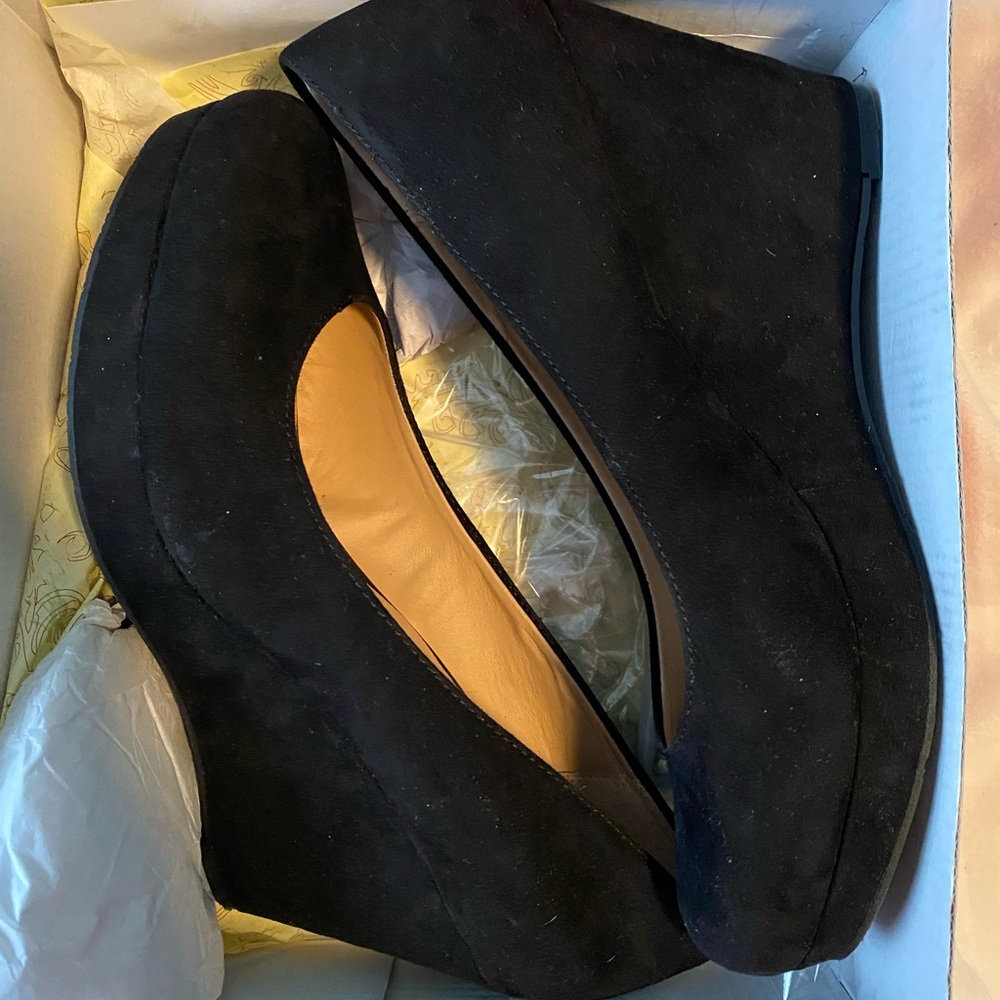 Black wedges